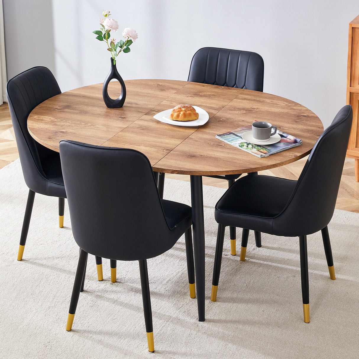 Juego de mesa y sillas.Mesa de comedor moderna extensible de madera MDF.La mesa tiene un diseño telescópico, adecuado para reuniones de diferentes tamaños.Combinada con 4 sillas con cojines de PU y patas de metal negro.