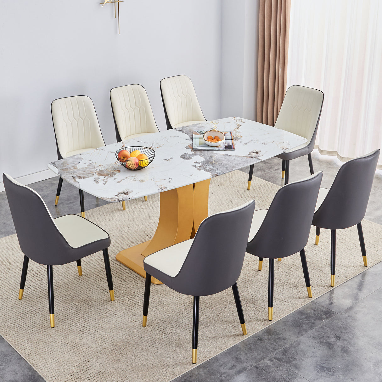 Juego de mesa y sillas. 71'x35.4'x30' Lujosa mesa de comedor de vidrio con diseño Pandora y patas de MDF en forma de C unidas por detrás en dorado. Combinada con 8 sillas de PU de color empalmado blanco y gris oscuro.