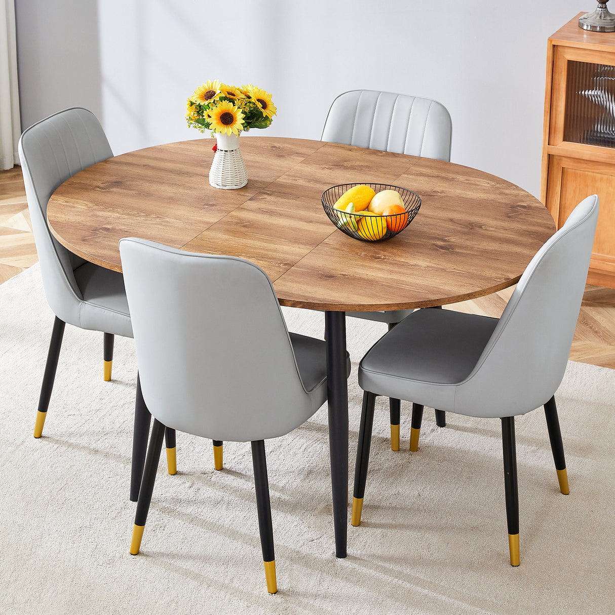 Juego de mesa y sillas.Mesa de comedor moderna extensible de madera MDF.La mesa tiene un diseño telescópico, adecuado para reuniones de diferentes tamaños.Combina con 4 sillas con cojines de PU y patas de metal negro.
