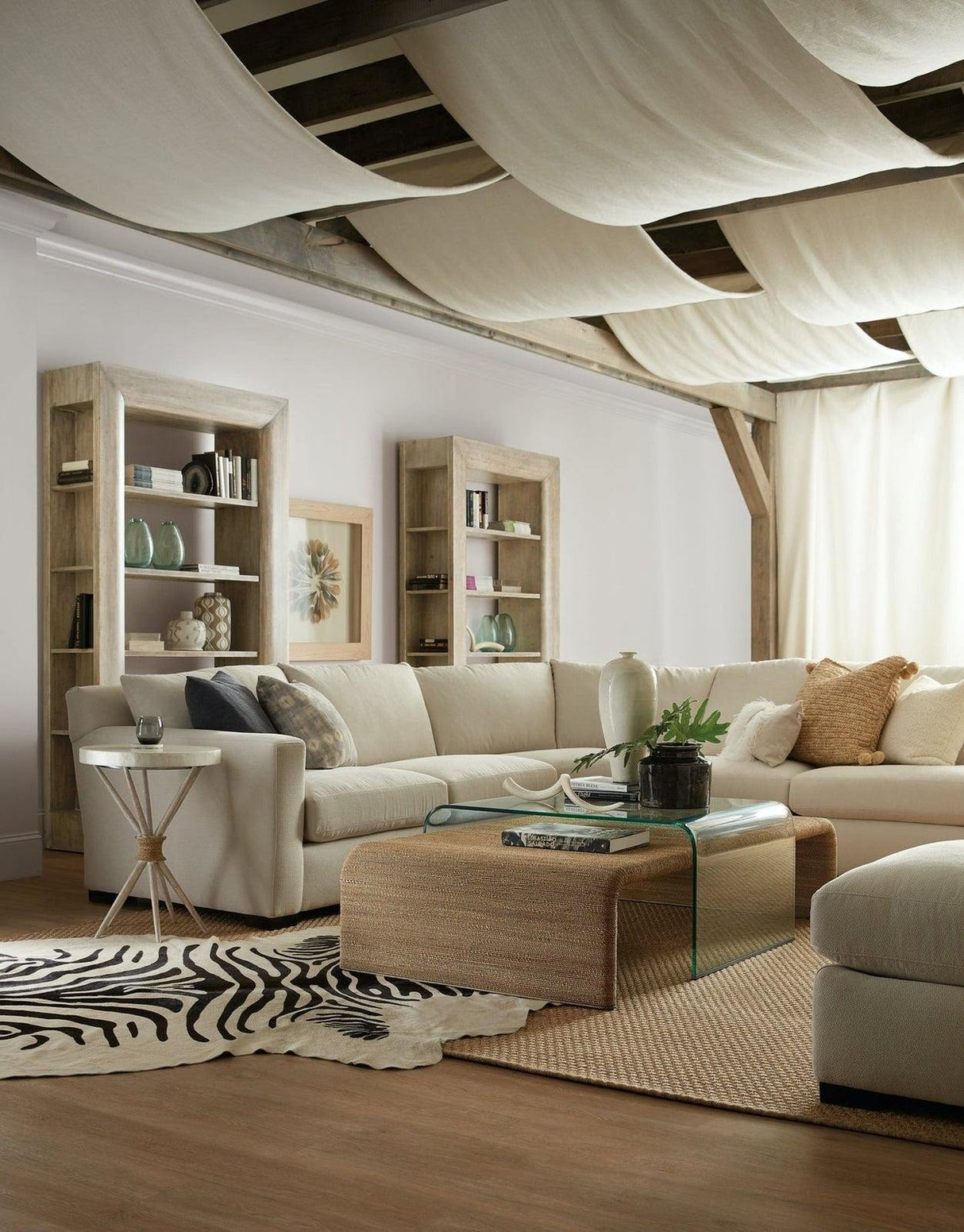 Amani Accent Table | Hooker | Home Elegance USA
