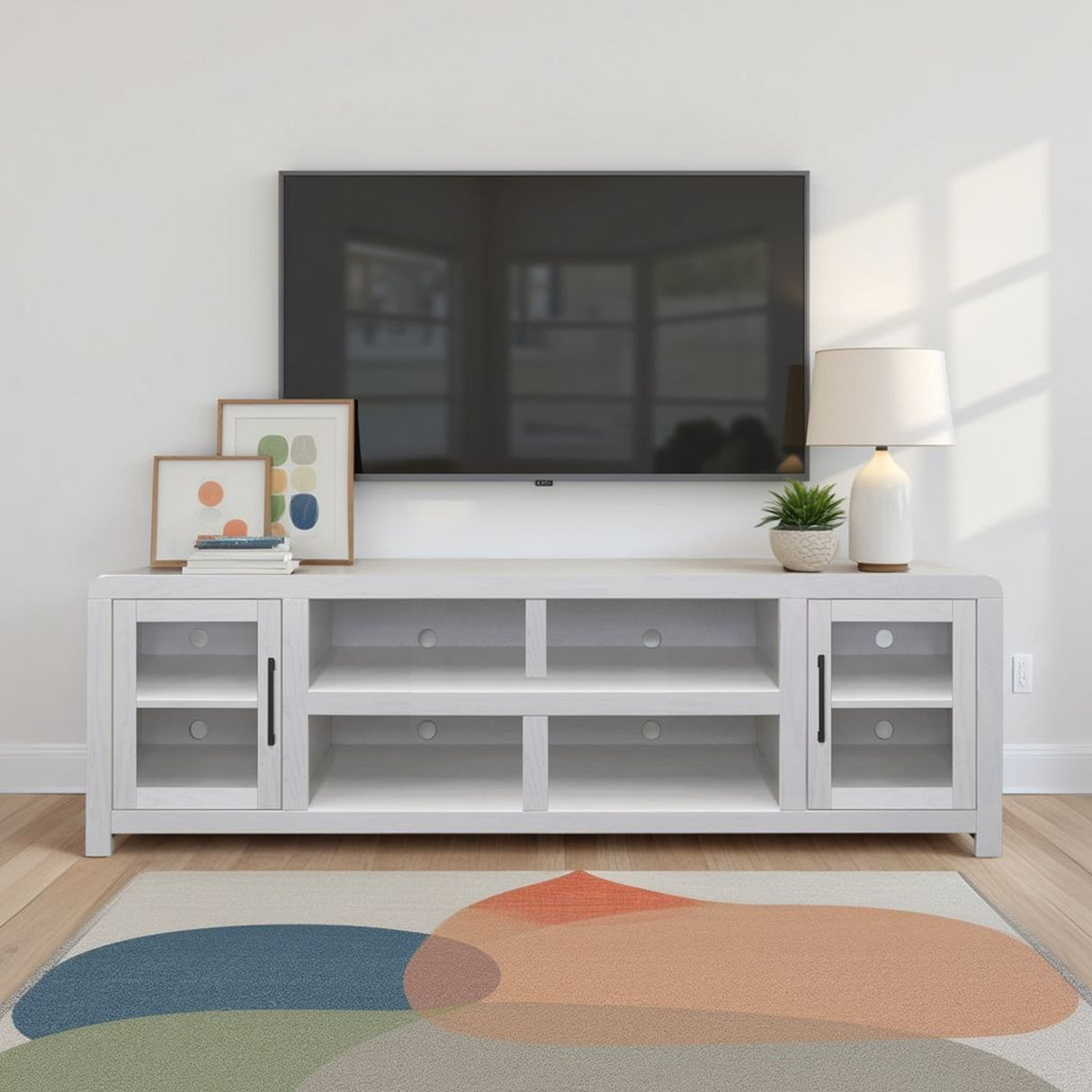 Soporte para TV Haven de 82 pulgadas con puertas de vidrio, para televisores de hasta 90 pulgadas, no requiere ensamblaje, acabado blanco