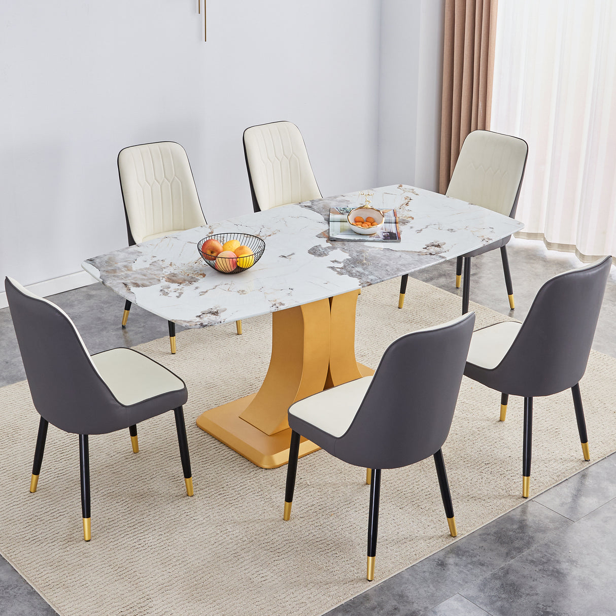 Juego de mesa y sillas. 71'x35.4'x30' Lujosa mesa de comedor de vidrio con diseño Pandora y patas de MDF en forma de C doradas adosadas. Combinada con 6 sillas de PU de color blanco y gris oscuro empalmadas.