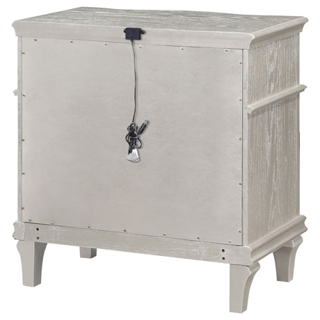 Nightstand - Evangeline 3-drawer Nightstand Silver Oak