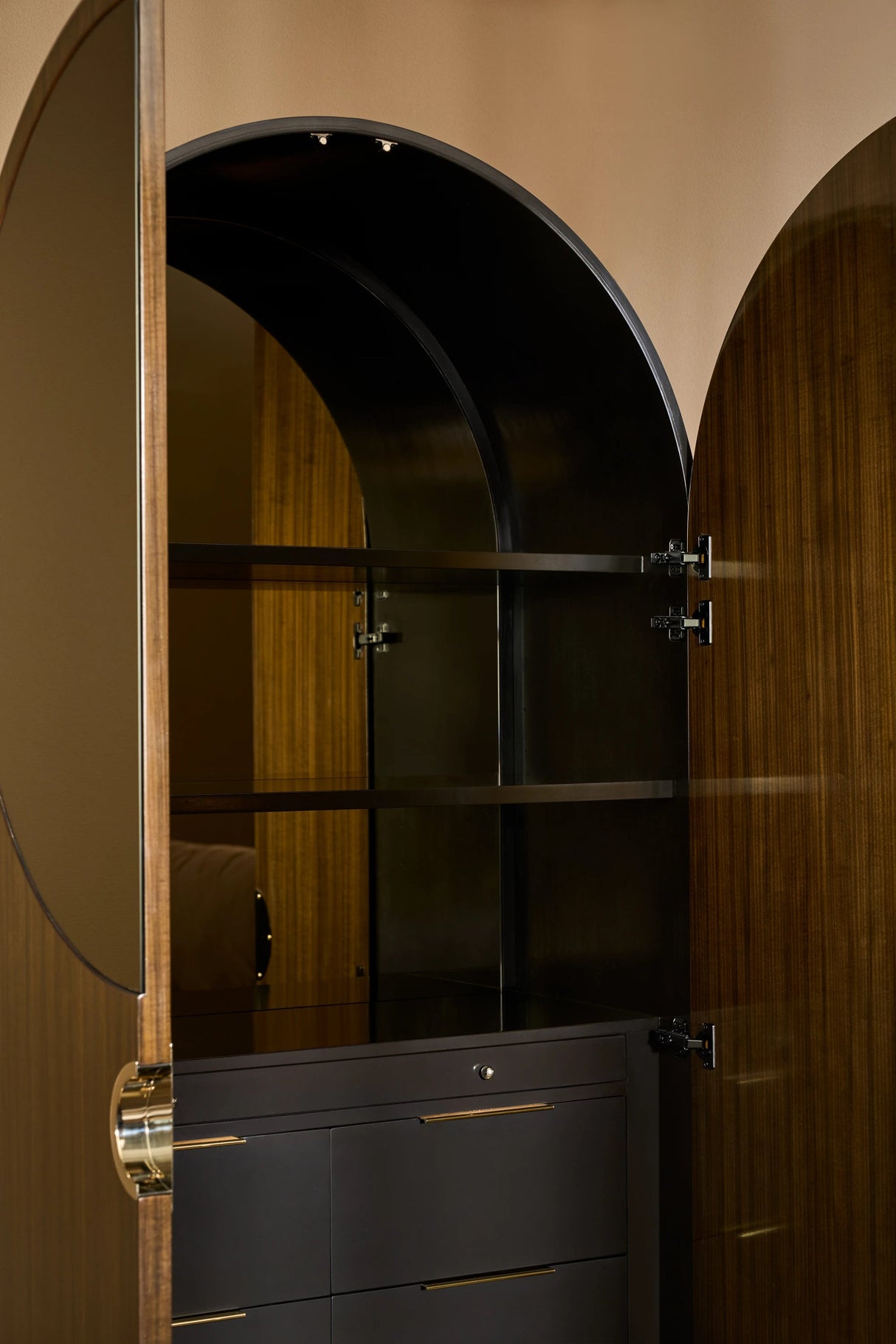 Gelee Armoire Apatite & Caramello High-Gloss | Caracole Classic