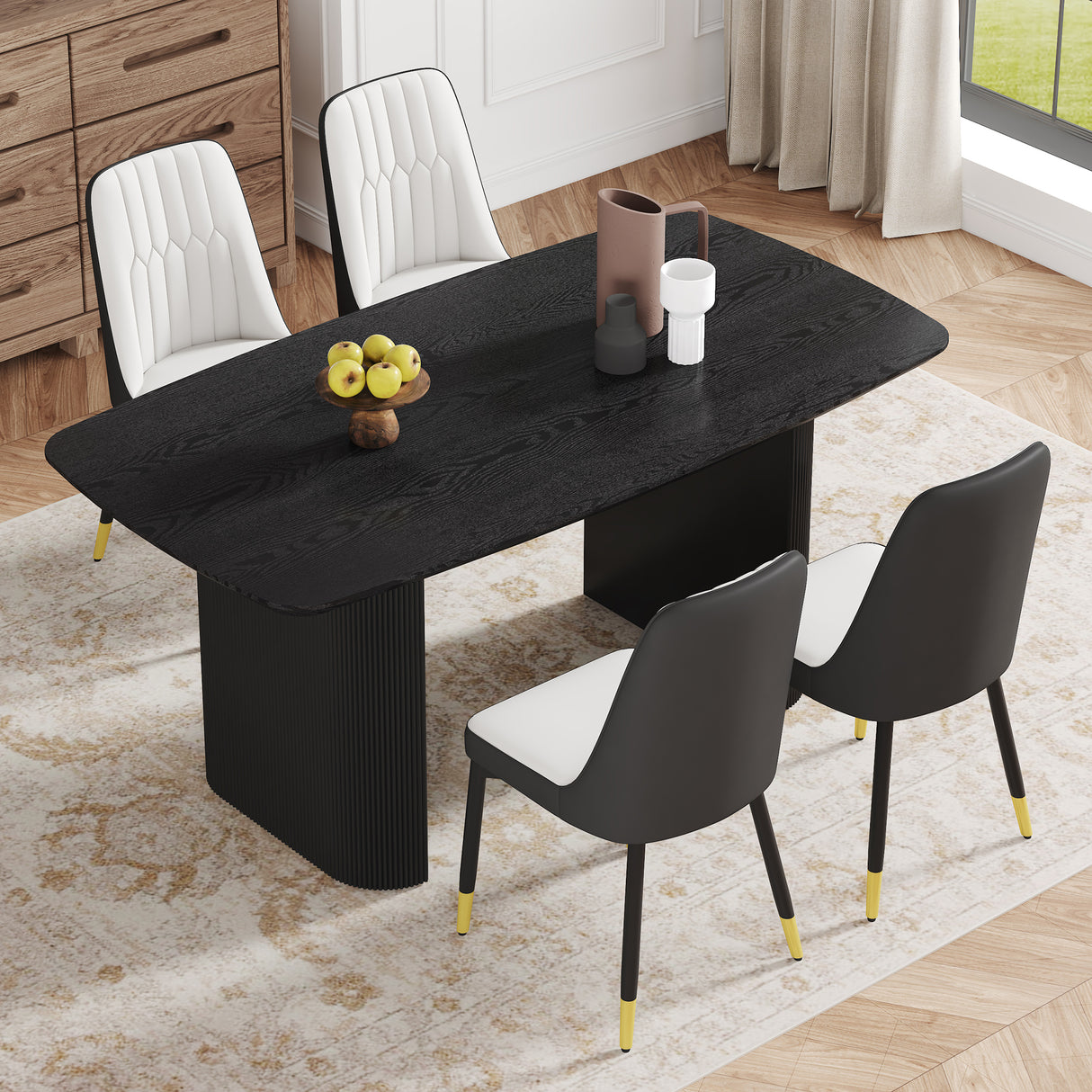Juego de mesa y sillas. Mesa de comedor de MDF con veta de madera negra de 67 x 35,4 pulgadas: una opción simple, lujosa y estable. Combina con 4 sillas de color blanco y gris oscuro empalmadas con cojines de PU y patas de metal negro.