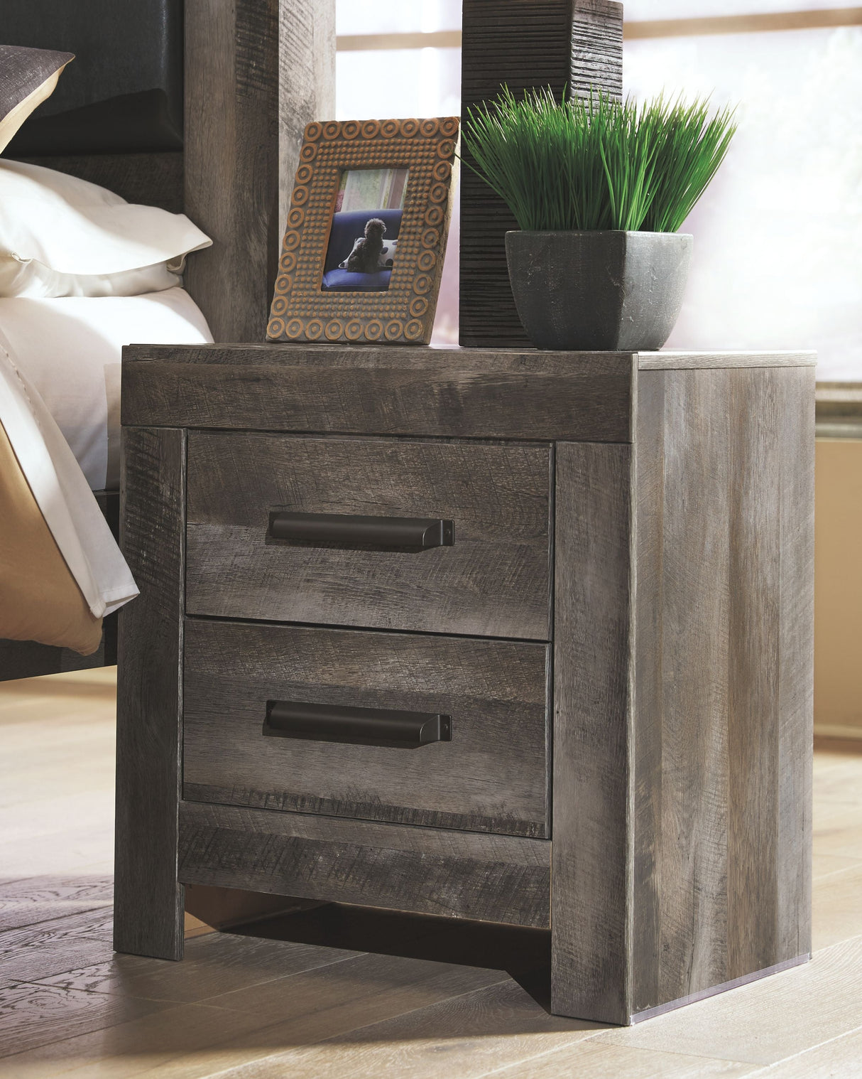 Wynnlow - Gray - 8 Pc. - Dresser, Mirror, Chest, Queen Crossbuck Panel Bed, 2 Nightstands - Home Elegance USA