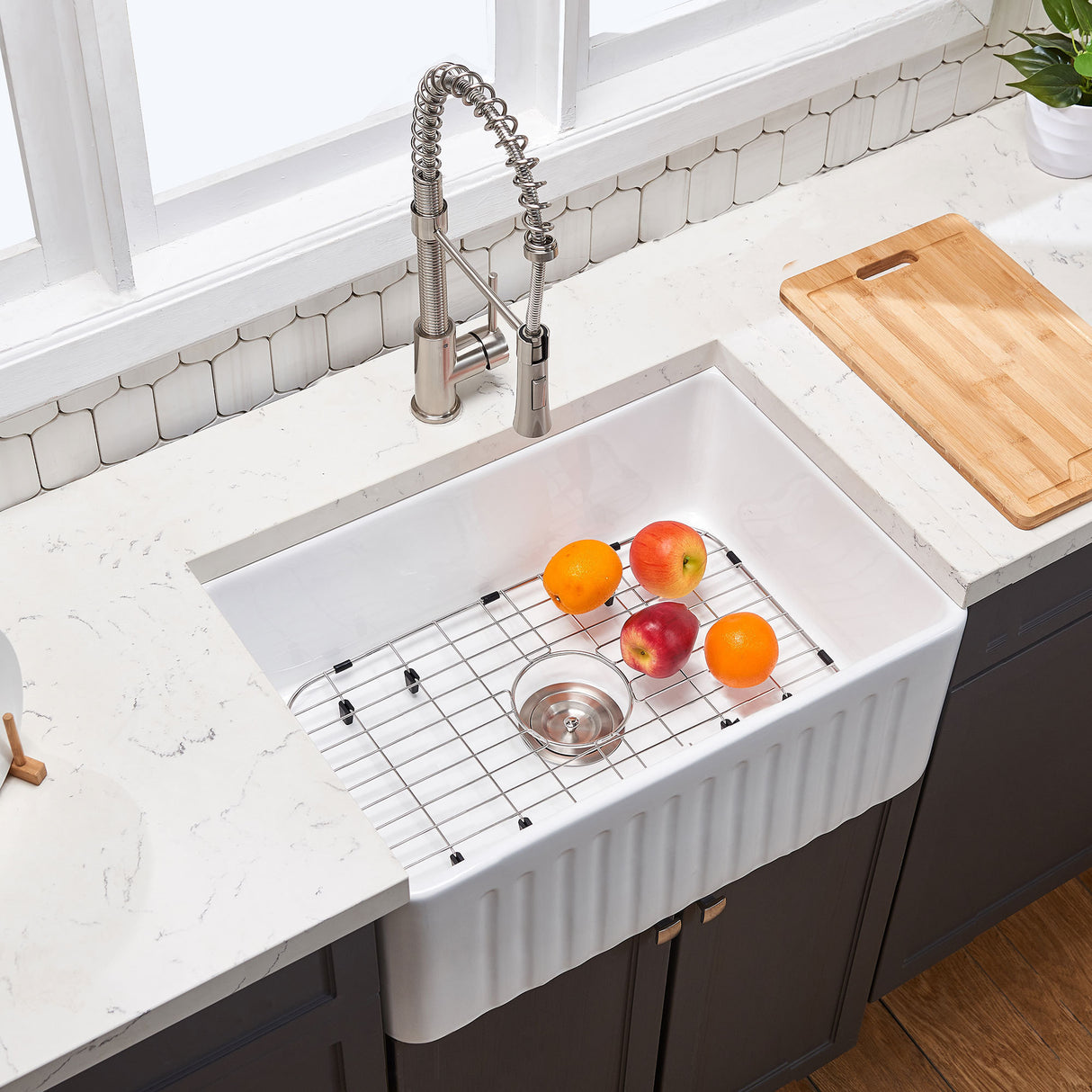 Fireclay 33" L X 18" W Farmhouse Kitchen Sink with Grid and Strainer