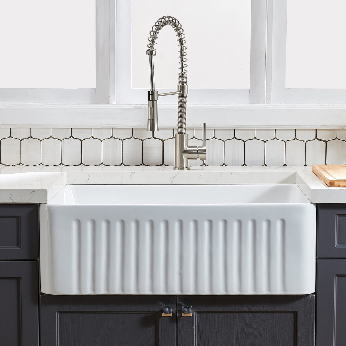 Fireclay 33" L X 20" W Farmhouse Kitchen Sink with Grid and Strainer
