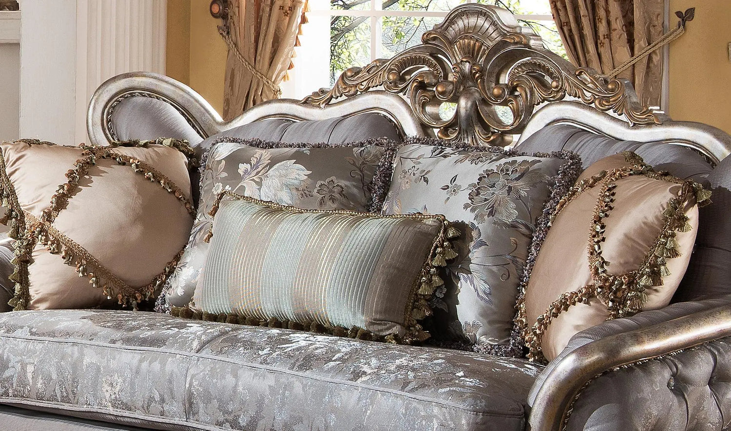 Oprah Traditional Style Loveseat in Metallic finish Wood - Home Elegance USA