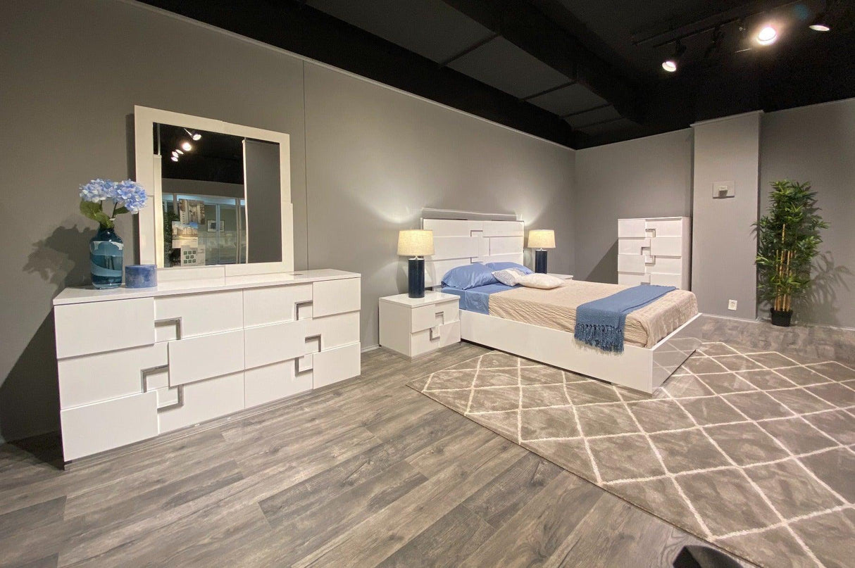J&M Furniture - Infinity Queen Bed In White Glossy - 17441Q