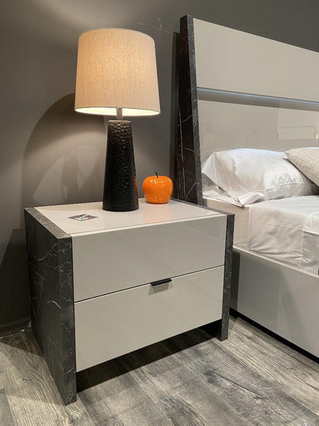 Stoneage 5 Piece Queen Bedroom Set In Light Grey Lacquer - 17455Q-5Set | J&M